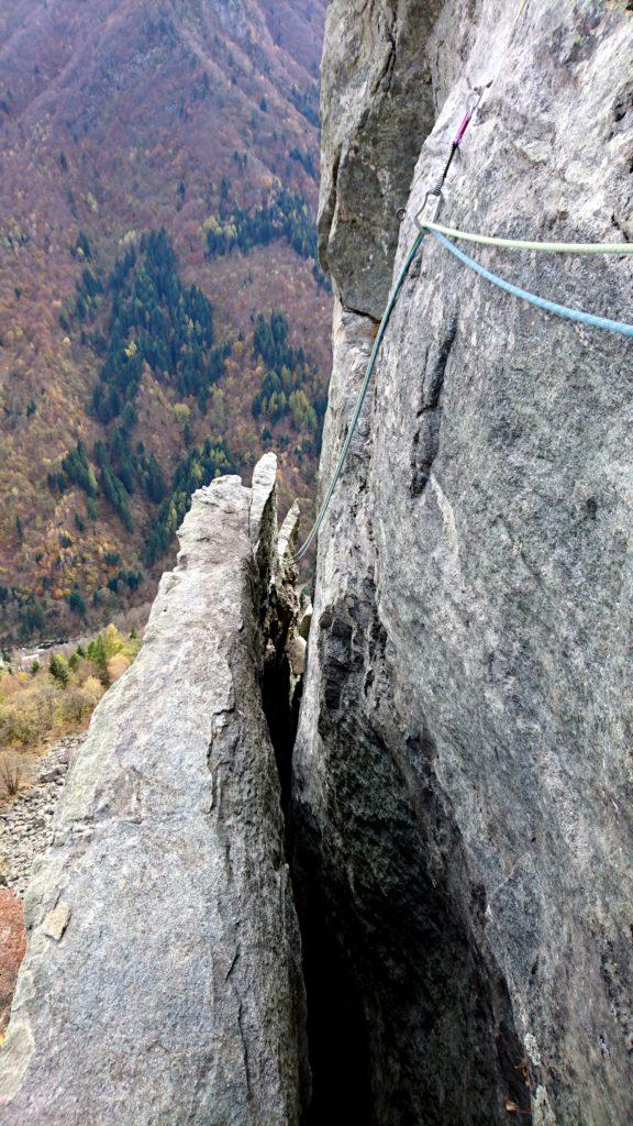 Eccomi al termine del passo della foglia. Qui una volta c'era una sosta. Ora un chiodo è saltato e quindi bisogna procedere per diversi metri, facendo fare alla corda un giro assurdo