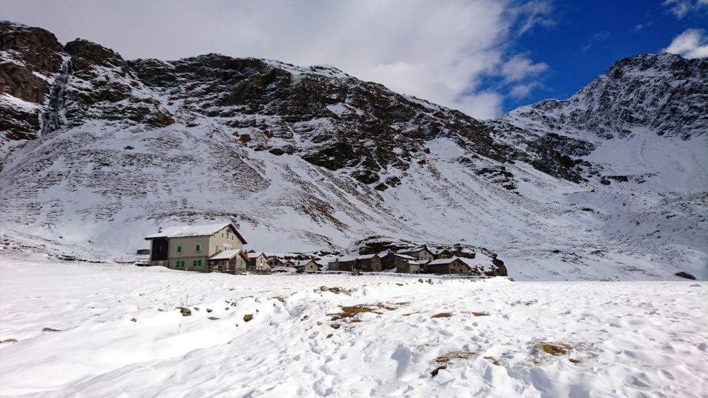 Rifugio Chiavenna e il villaggetto di piccole baite che lo accompagnano