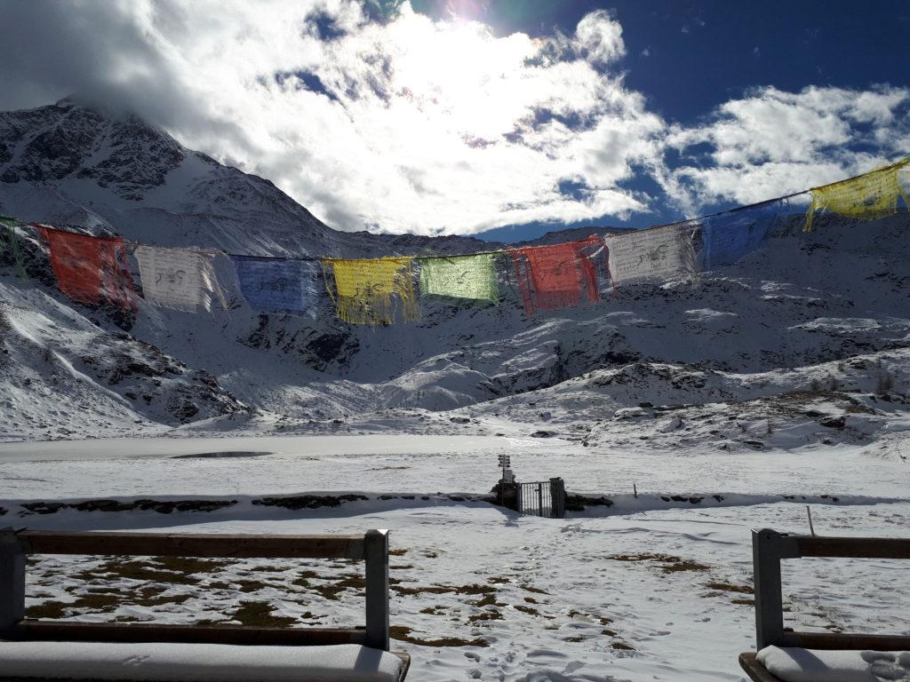 In tema di Nepal, ecco le bandierine della veranda del rifugio Chiavenna con la splendida luce della giornata