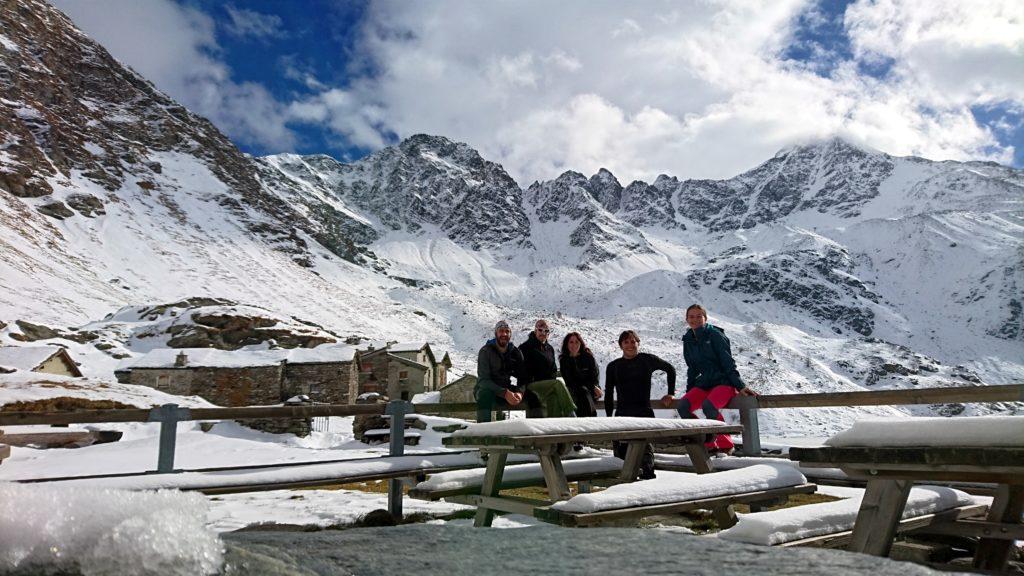 Autoscatto di gruppo dal terrazzo del rifugio Chiavenna con il Pizzo Stella e Stellina sullo sfondo