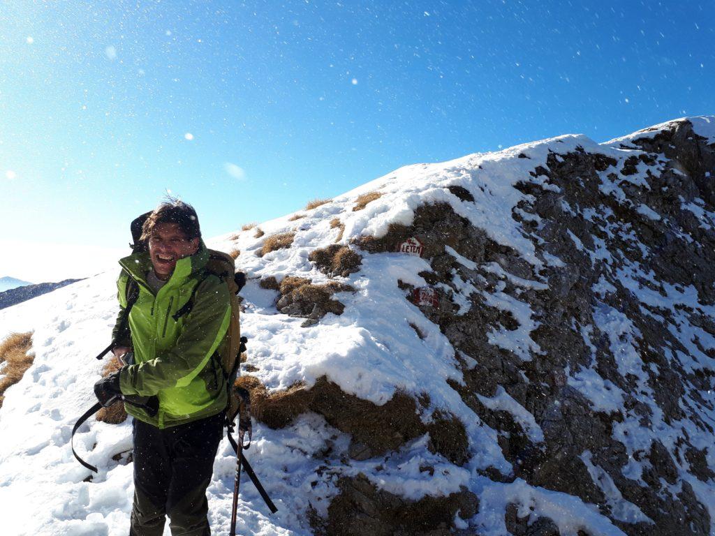 al Passo! il vento risale dal canalino, trasportando ghiaccio e neve