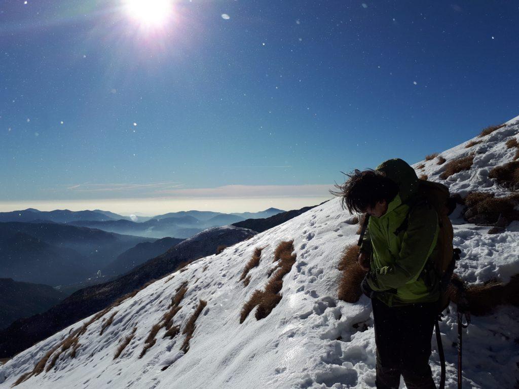 al Passo! il vento risale dal canalino, trasportando ghiaccio e neve