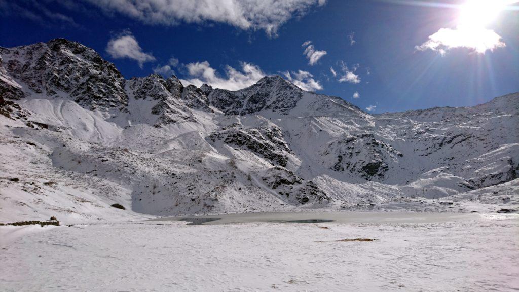 La splendida vallata sovrastata dal Pizzo Stella nella fortunata mattinata di sole che abbiamo vissuto