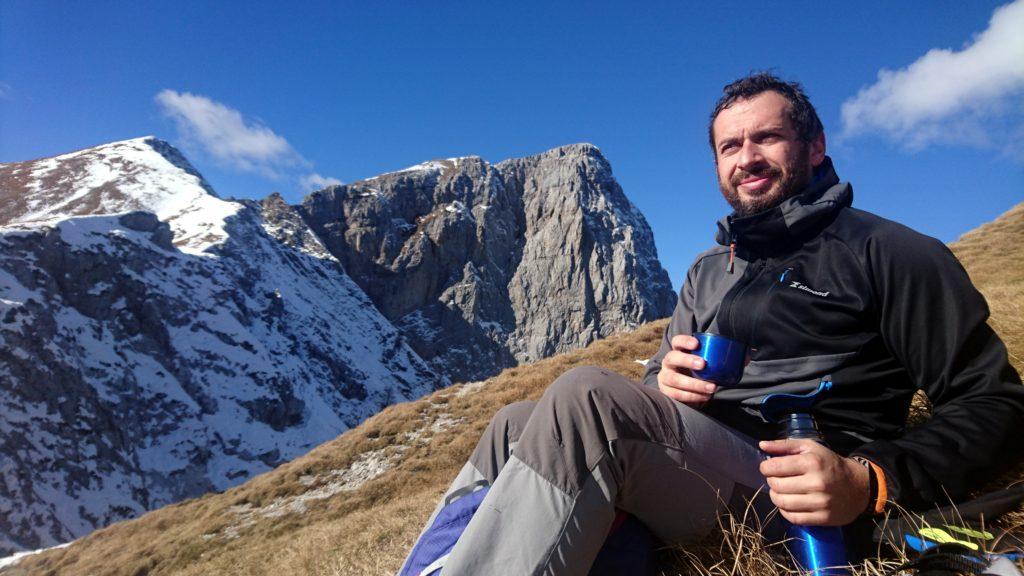 ci prendiamo una pausa: sullo sfondo il Letem e la Cima di Valmora