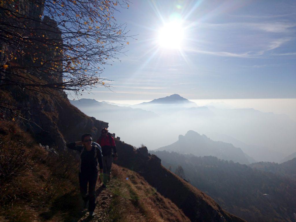 lungo la Direttissima per il Rosalba: non lasciatevi ingannare... quello dietro di noi, in pianura, è smog!