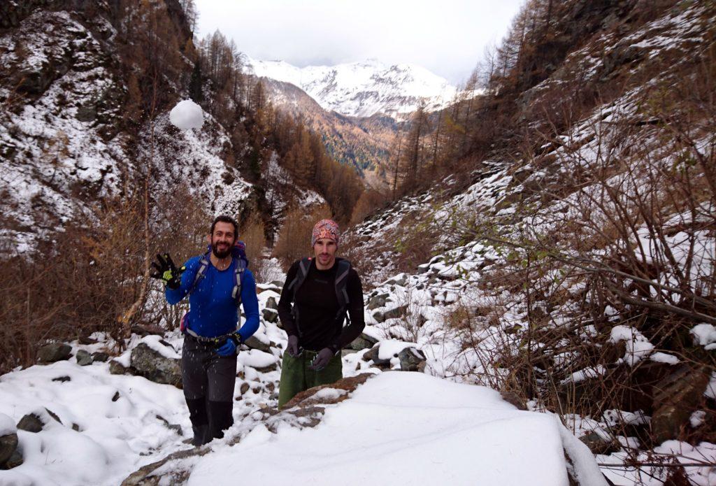 Il Niggah e lo Zano lungo la parte iniziale di salita, con il Niggah che gioca con le prime palle di neve di stagione