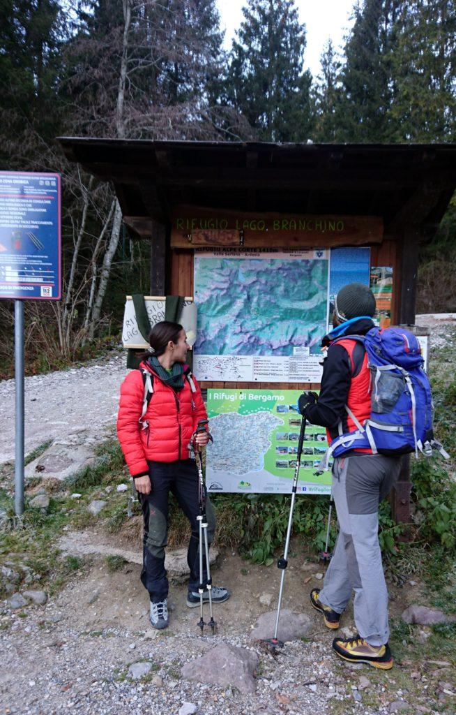 ci troviamo al parcheggio al termine della strada di Valcanale, un'occhiata alla mappa e si parte