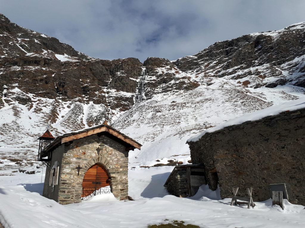 La micro-cappelletta accanto al rifugio