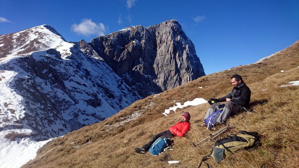 ci prendiamo una pausa: sullo sfondo il Letem e la Cima di Valmora