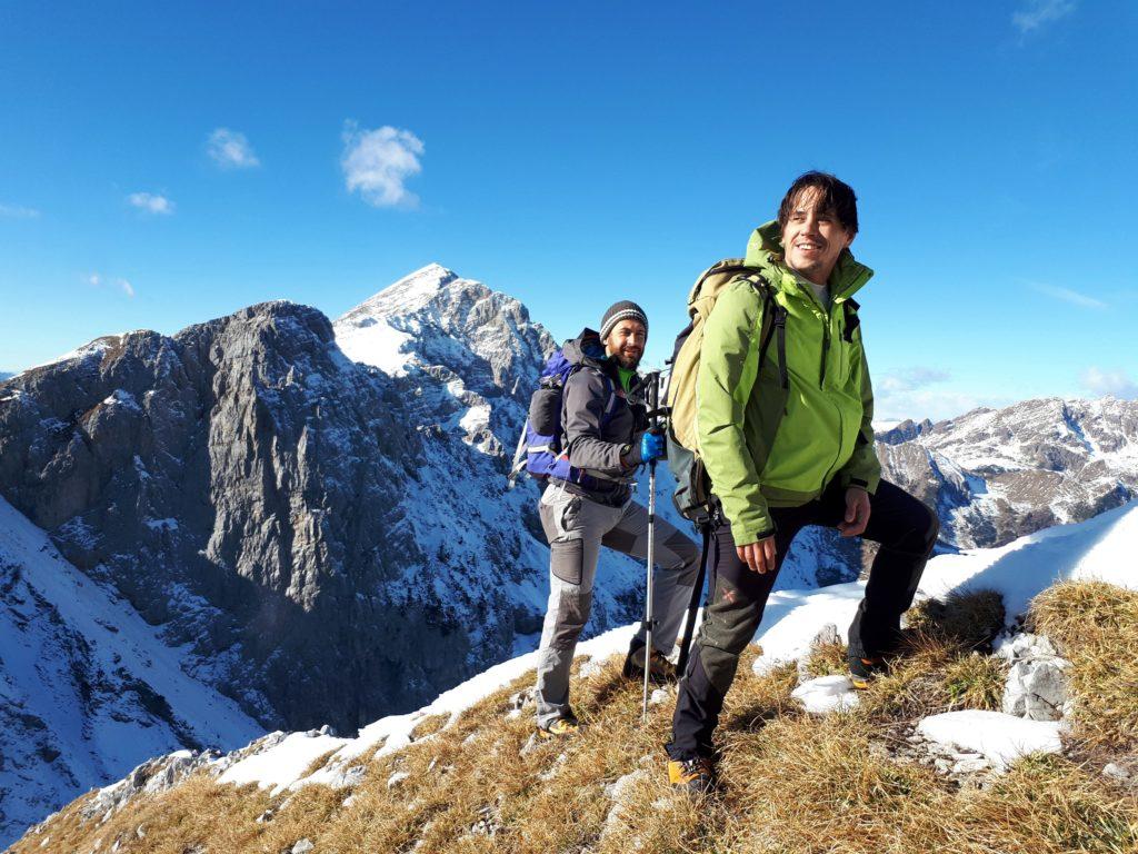 dietro i baldi giovini dovrebbe vedersi il Pizzo Arera