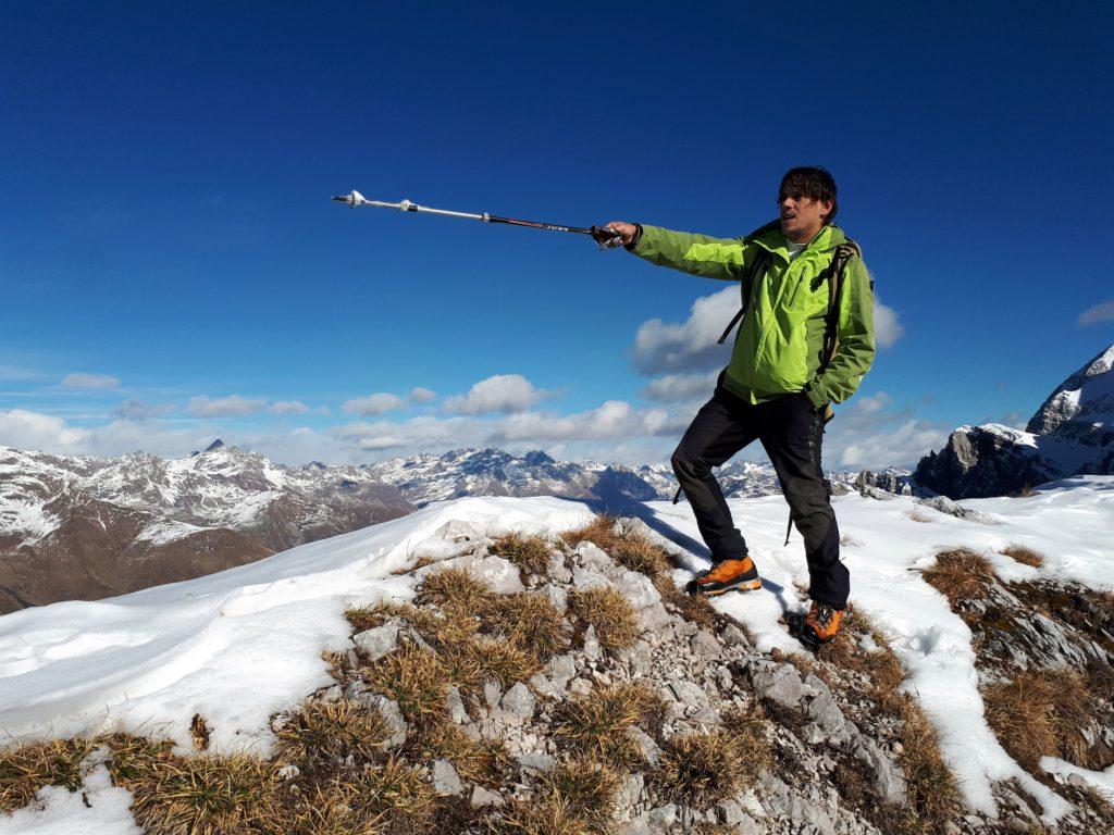 la giornata è spettacolare, ed è tutto un indicare di cime all'orizzonte