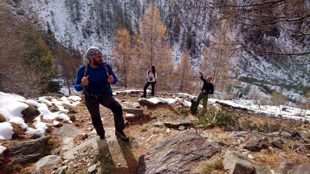 Zano indica i vari canali di risalita al Pizzo Stella mentre risaliamo il pendio che ci porterà al rifugio Chiavenna