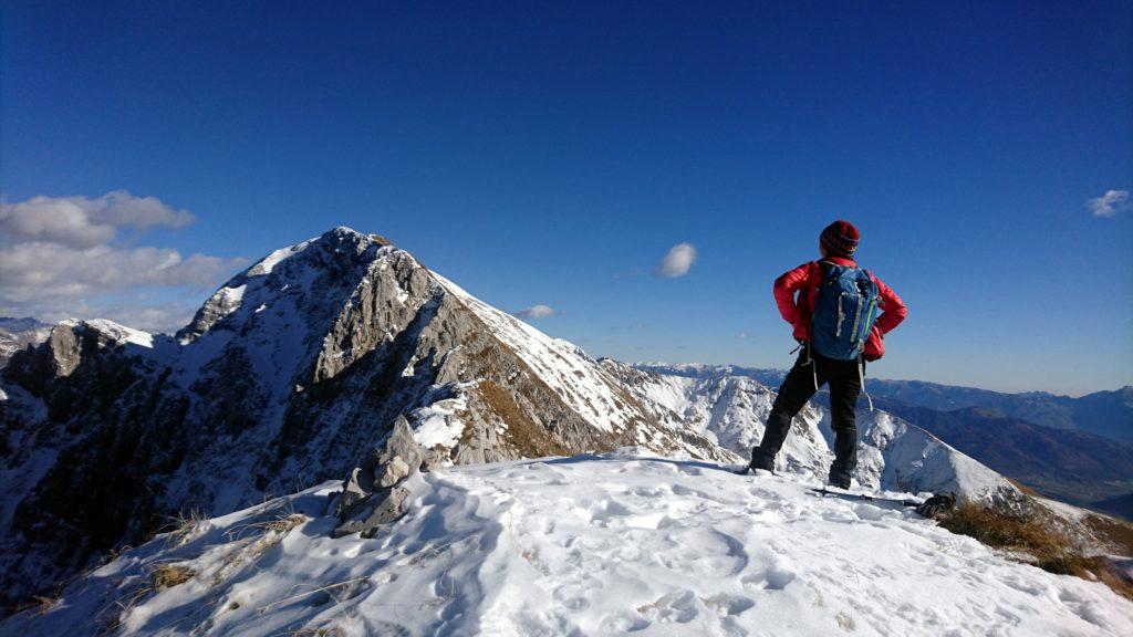 sguardo sconsolato verso la cima vera e propria: non manca molto, ma il vento è dato in peggioramento ed evitare il filo di cresta da qui in avanti sembra difficile