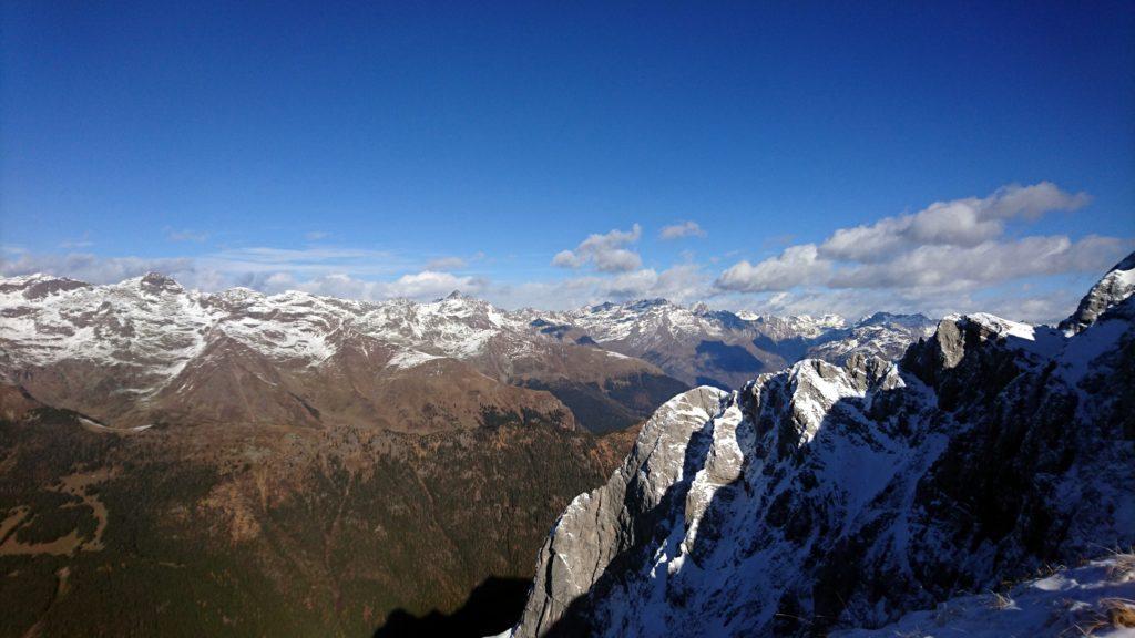 la piramide che si vede all'orizzonte dovrebbe essere il Pizzo del Diavolo, e, a fianco, il Diavolino. Sotto di noi le pareti a picco che arrivano a Valcanale