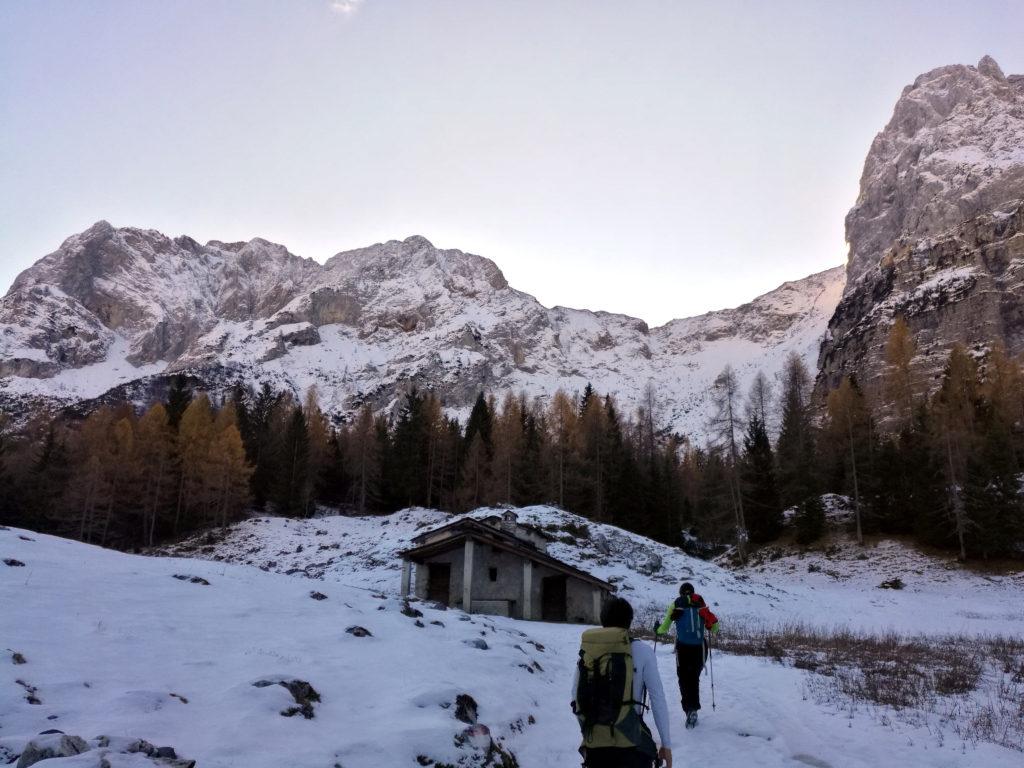 a breve si arriva alla Baita alta: si intravede l&#039;intaglio del Passo del Re sopra di noi