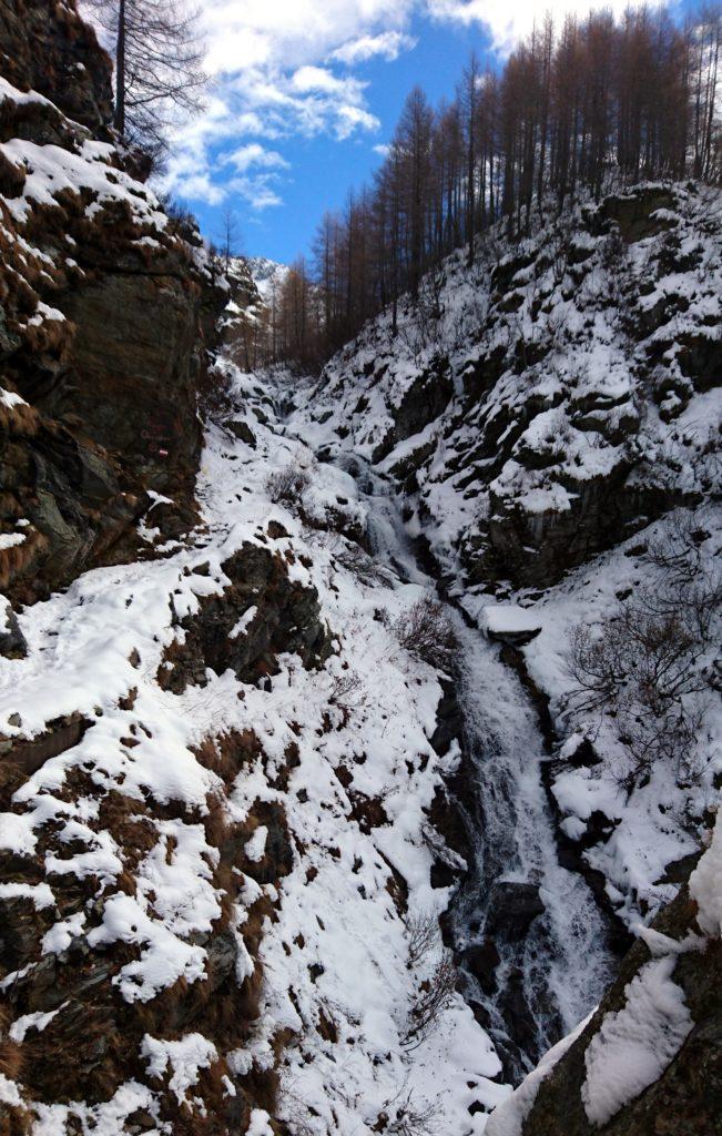 Giunti al termine della risalita verticale per tornanti, c&#039;è da attraversare accanto a questa bella cascata