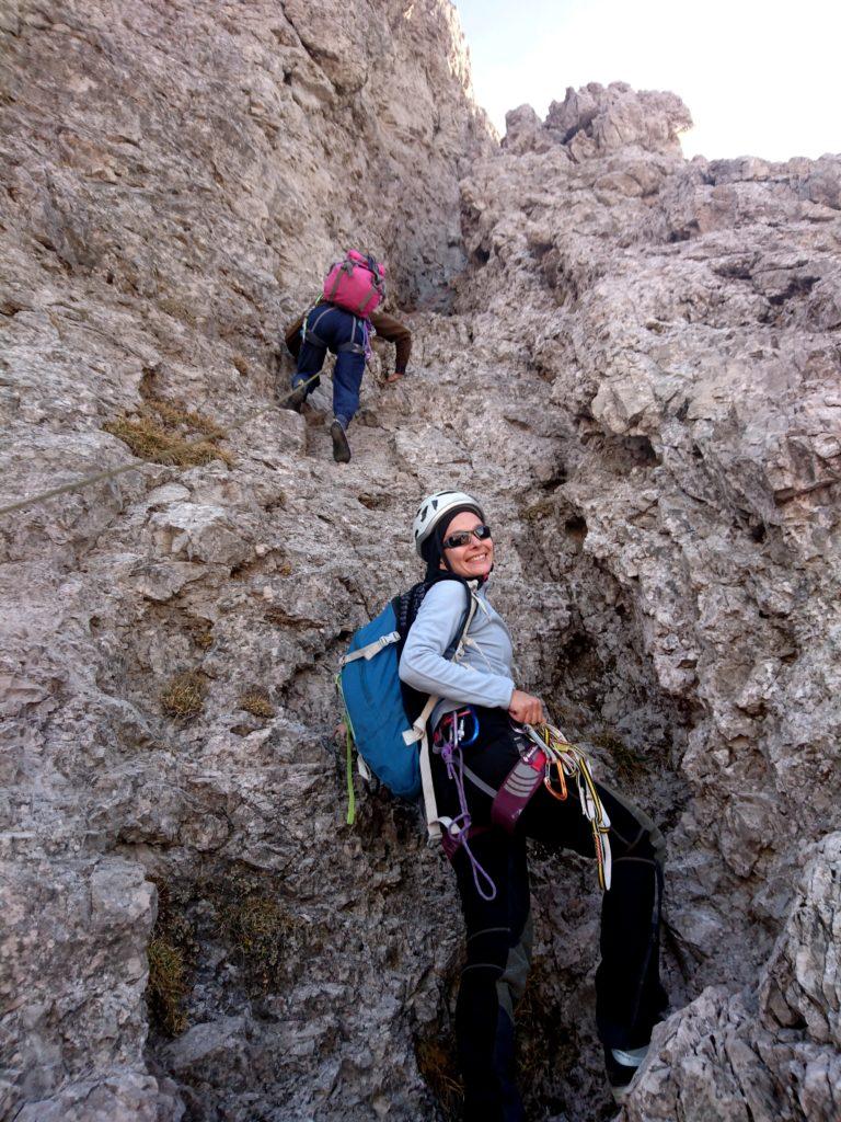 il facile diedro-camino all&#039;attacco della Cresta Segantini: qualcuno è felice!