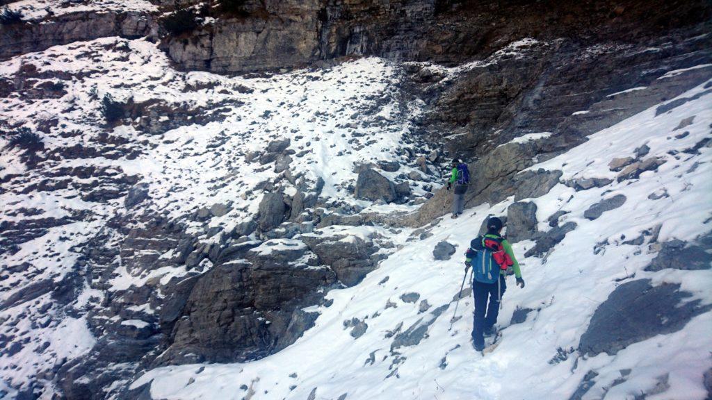 a ridosso delle pareti verticali della Cima di Valmora traversiamo verso sinistra