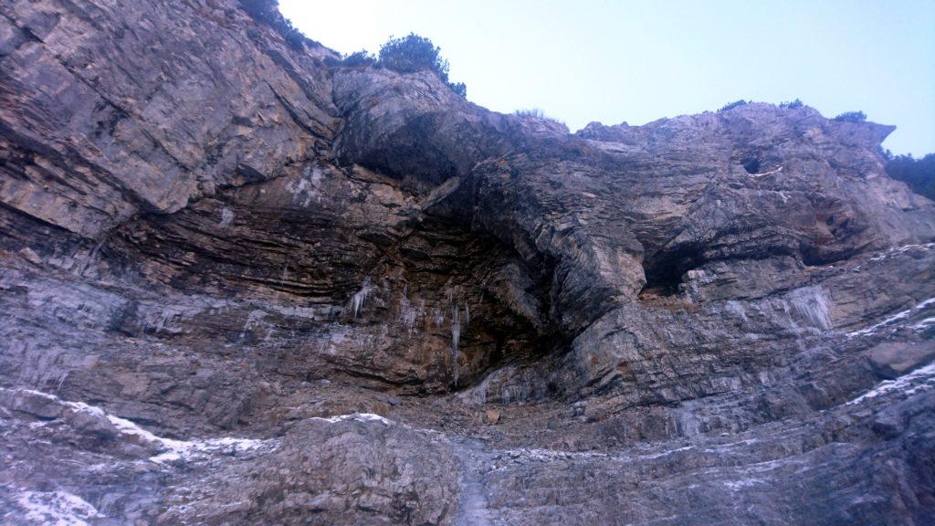 formazioni rocciose probabilmente scavate dall&#039;acqua e oggi ricoperte da un po&#039; di ghiaccio