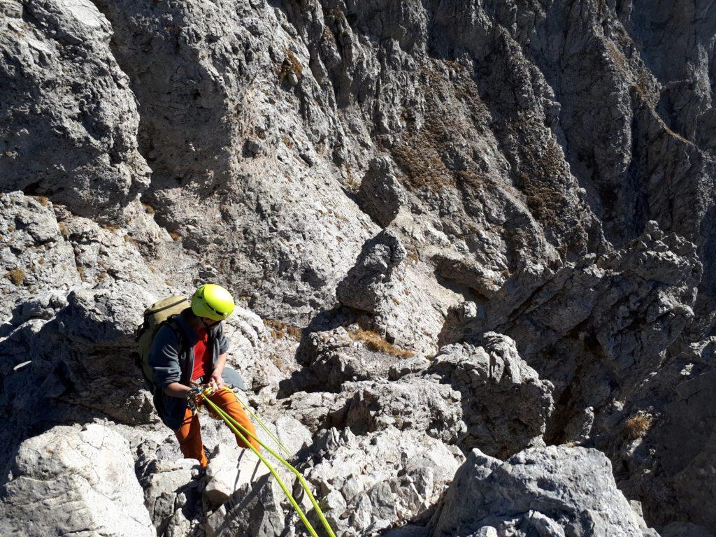 qui ci caliamo in doppia, complicandoci la vita: disarrampicando in sicura probabilmente è più facile, perchè nell&#039;ultimo pezzo si fatica a rimanere vicini alla parete