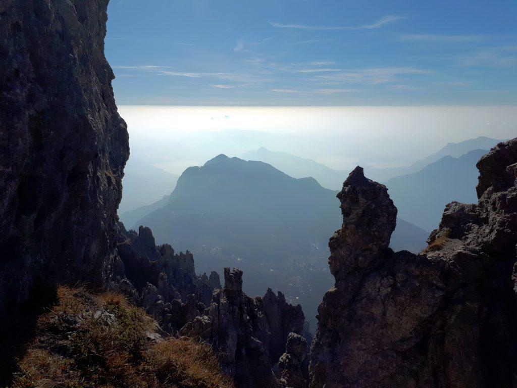 quello che si vede all'orizzonte è la linea che separa la cappa di smog dal cielo terso... #nofilter