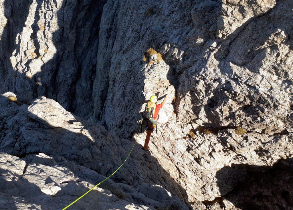 uno dei tanti passettini in spaccata tra una torre e l&#039;altra lungo la cresta