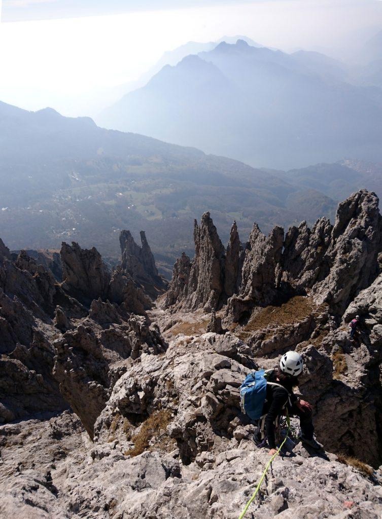 questa zona della Grignetta è spettacolare: sullo sfondo l'Ago Teresita e la Guglia Angelina