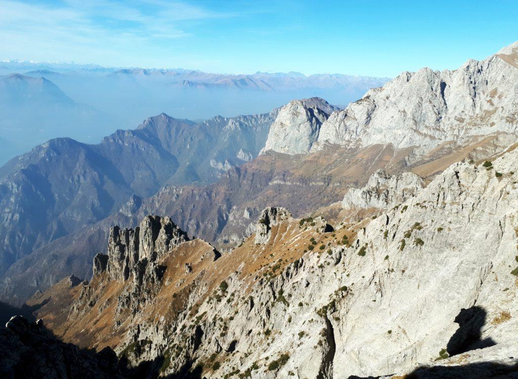 salendo il paesaggio sotto di noi diventa sempre più bello