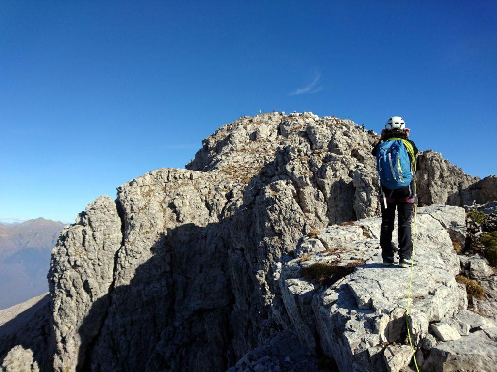 siamo al punto in cui traguardiamo l'anticima e la cima della Grignetta e.... c'è un casino pazzesco!