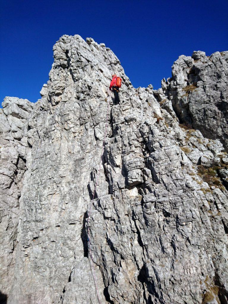 ultimo muretto della Cresta Segantini integrale: volendo lo si può evitare deviando a destra, alla sua base, verso la Cermenati: ma è semplice e divertente, max III