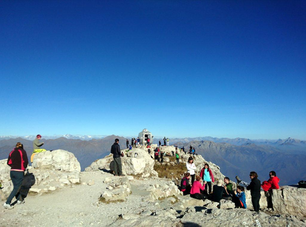 Rimini: sulla cima della Grignetta oggi c'è di tutto, e quando dico tutto intendo proprio tutto