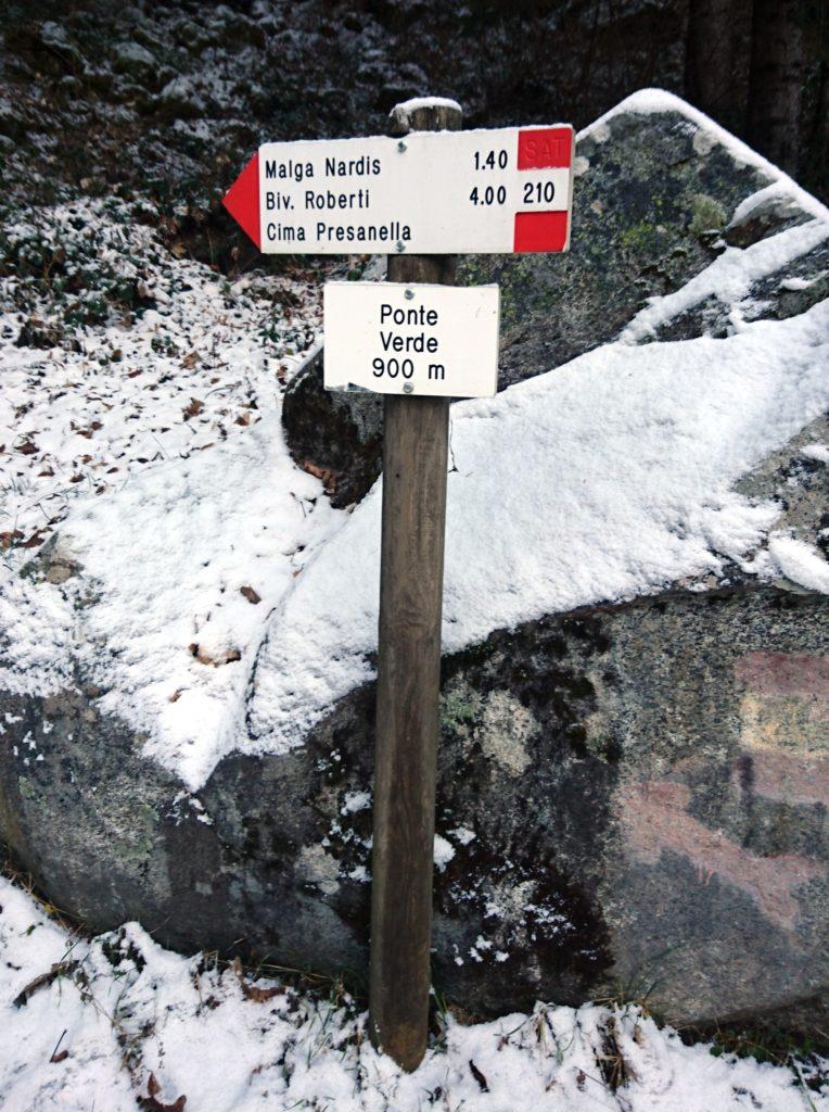 Si parte in località Ponte Verde, proprio dietro al gabbiotto di legno del Parco dove d'estate si paga il pedaggio di accesso