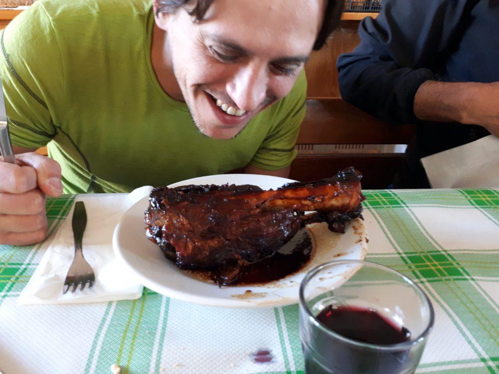 Ed eccoci a tavola davanti a questo SIGNOR stinco servito dai rifugisti del Marisa Consigliere!! Tanta roba ragazzi.....tanta roba