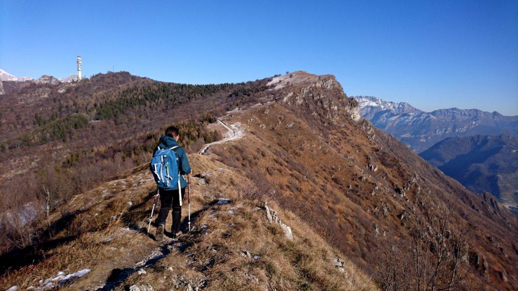 Per la via di discesa decidiamo di fare un'anello, così dal rifugio seguiamo brevemente la cresta verso il monte Rai e poi ci buttiamo giù in Val de la Porta