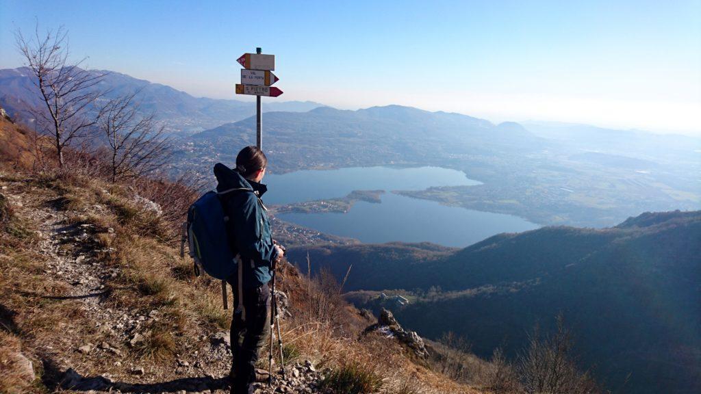 Volendo, si potrebbe proseguire e andare verso la cima del monte Rai, ma siamo pieni come delle bestie e preferiamo affrontare il processo digestivo in discesa... ;)