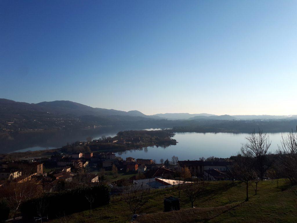 I laghi di Annone visti dal parcheggio con la bella luce invernale del pomeriggio