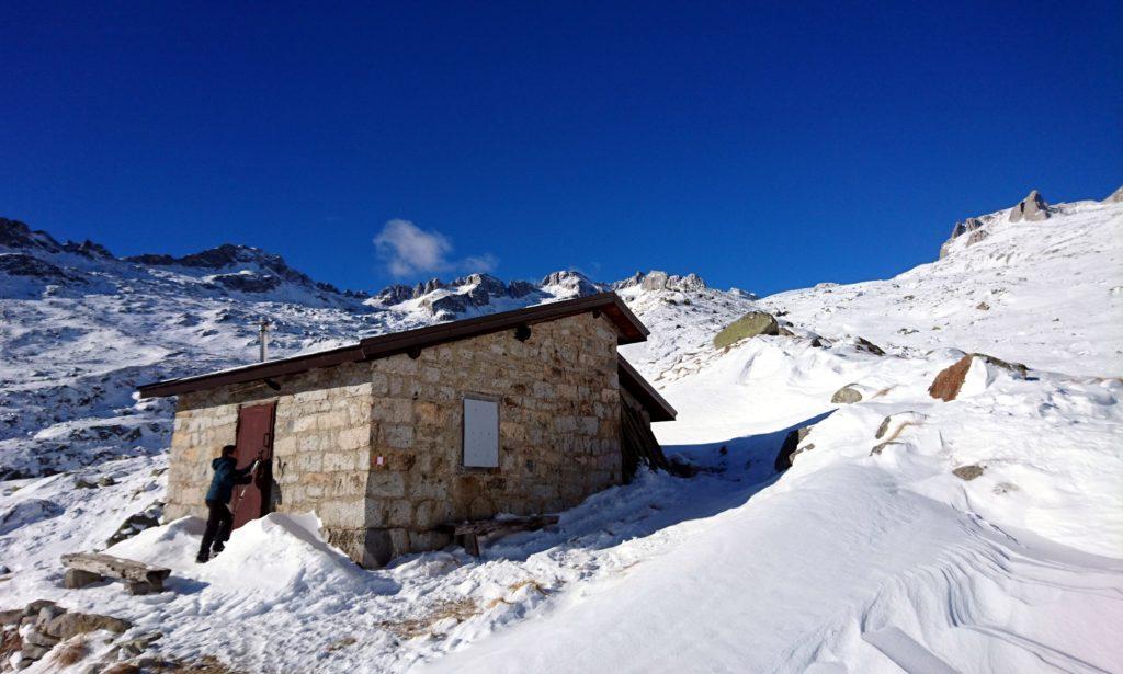 Ecco il Bivacco Roberti nella sua bellissima location! Erica alle prese con il sistema di chiusura della porta.... :D