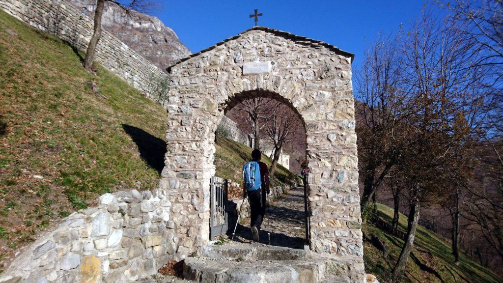 Dopo circa 40 minuti raggiungiamo la porta di accesso al monastero, luogo davvero splendido e dalla posizione invidiabile