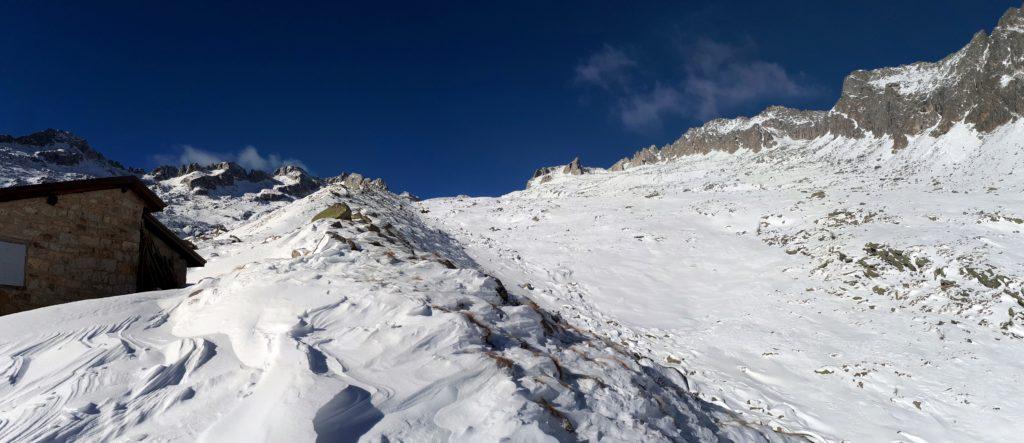 Panorama del Bivacco Roberti e del proseguo della Val Nardis