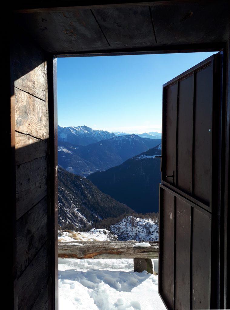 Uno sguardo verso l'esterno del bivacco