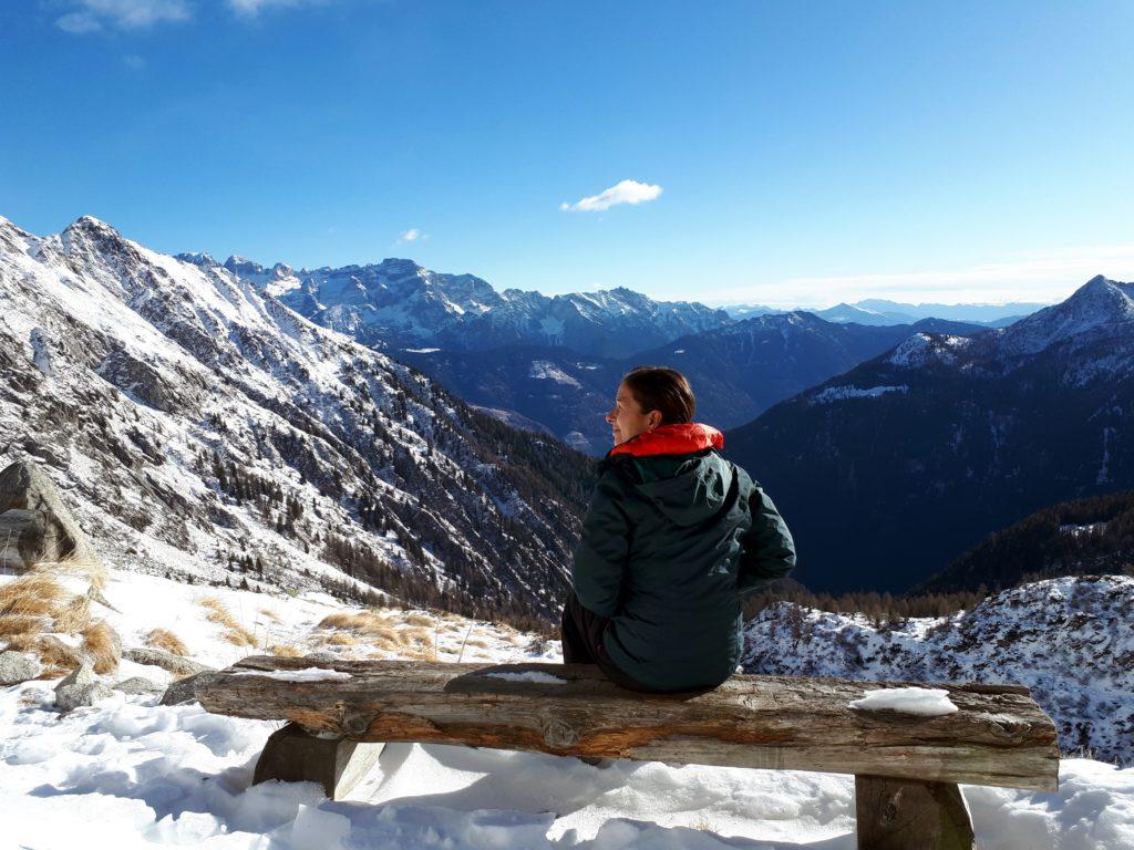 Erica si gode il panorama dalla panchina di fronte al bivacco Roberti