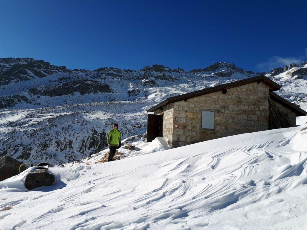 Mi godo anch'io lo splendido paesaggio visibile dal bivacco