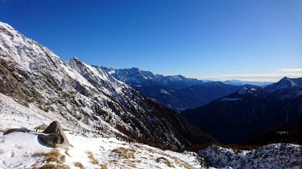 Vista verso la valle da cui siamo risaliti. Sullo sfondo al centro il Brenta