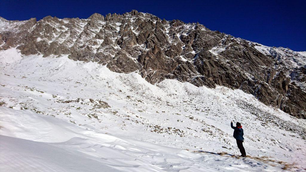 Accanto al bivacco si vede la cima Segantini. Alla sua sinistra, un po' più a monte, si può svalicare verso la val d'Amola attraverso il passo dei 4 cantoni