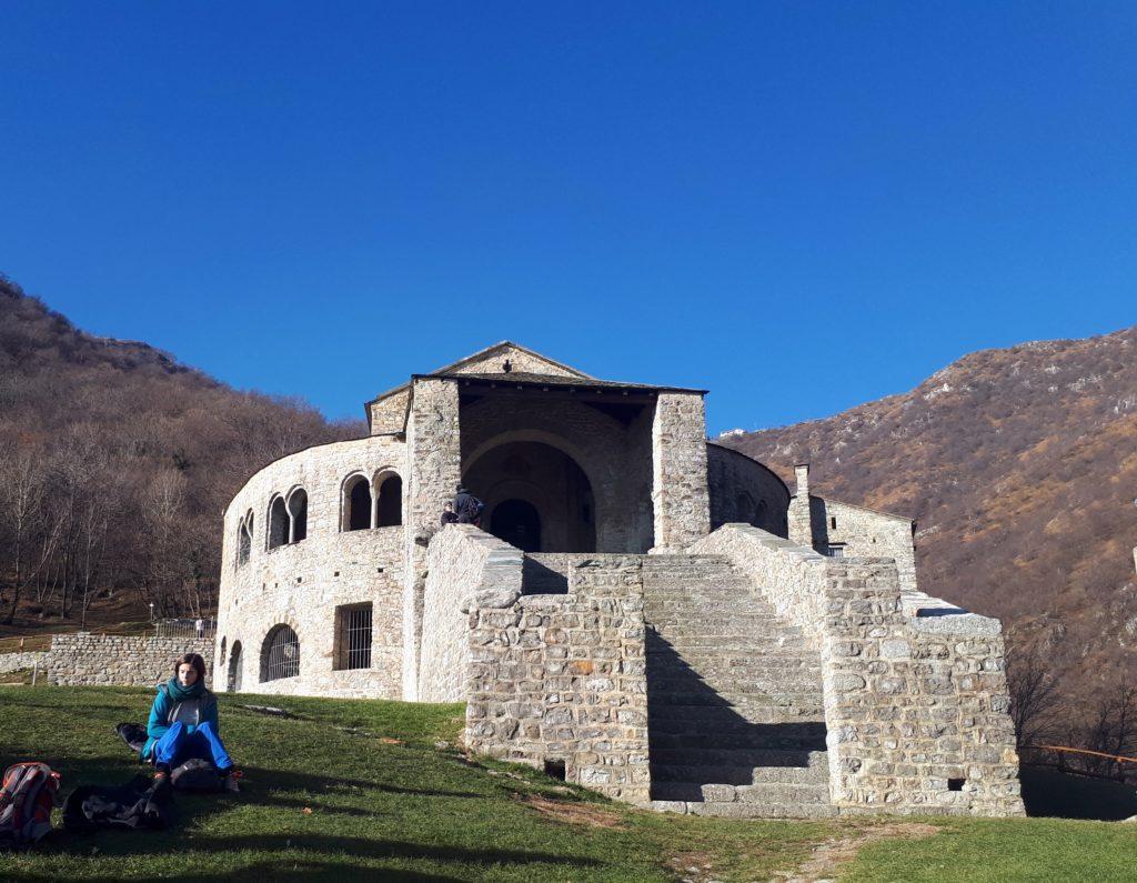 Il gigante edificio monastico con il suo bel pratone di contorno