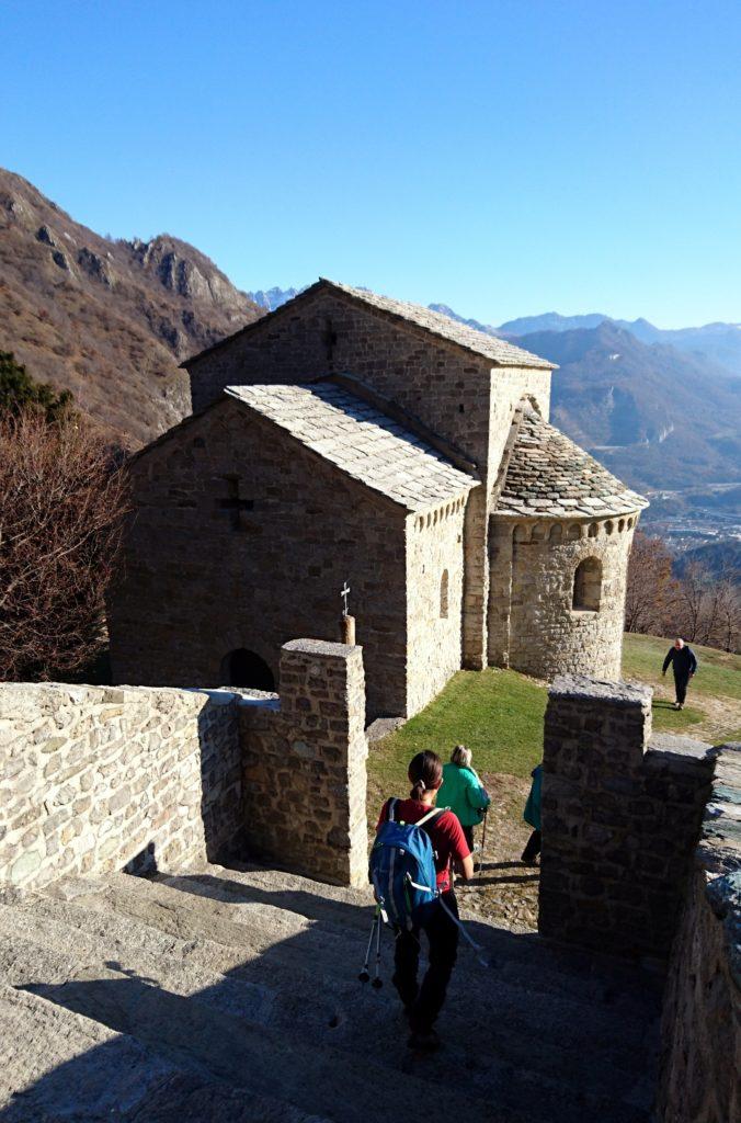 lungo la scalinata principale del monastero di San Pietro al Monte