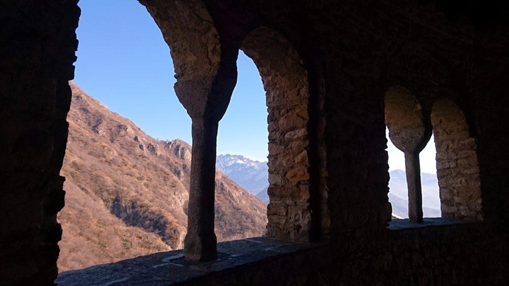 Dagli archi si scorgono sullo sfondo le cime del Resegone