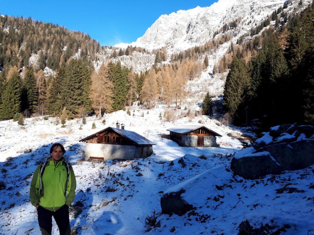 Dopo circa 1 ora e 15 minuti di bosco verticale si arriva in questa bella radura dove sorgone la malga Nardis