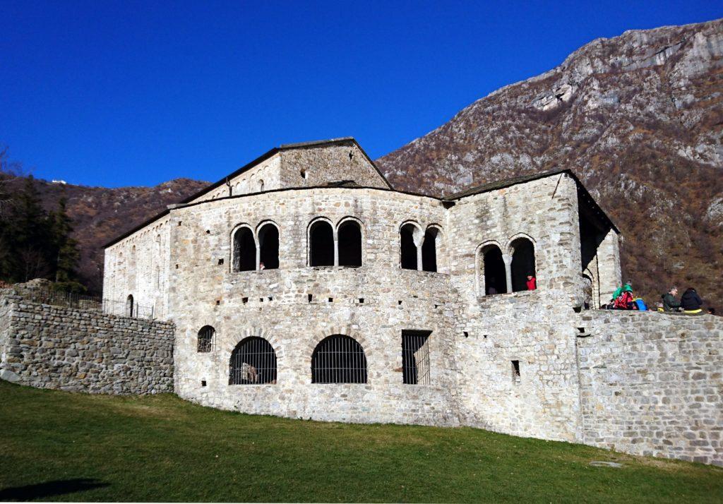 Un'ultima occhiata al monastero di San Pietro al Monte e poi riprendiamo la salita verso la cima e il rifugio