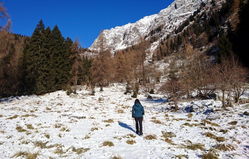 Da qui in poi la neve renderà il terreno a tratti scivoloso, formando una pellicolina viscida sulle rocce